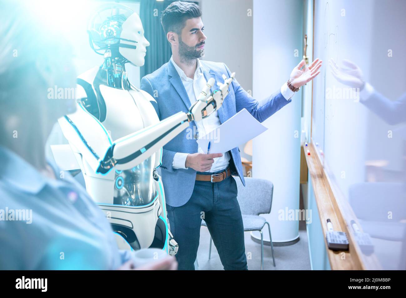 Uomini d'affari con sviluppo di progetti robot umanoidi Foto Stock