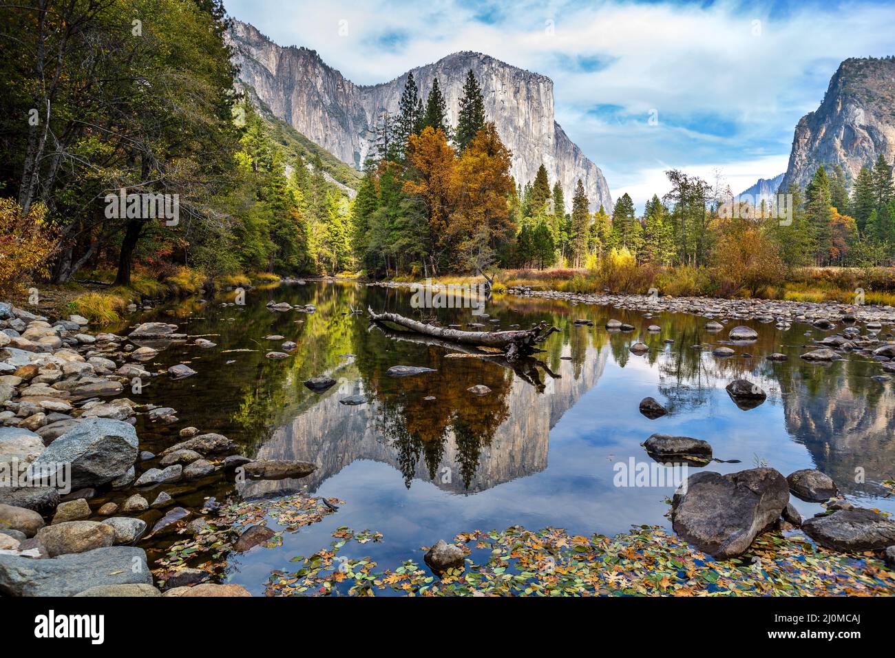 Paesaggio autunnale di El Capitan e del fiume Merced nel Parco Nazionale di Yosemite Foto Stock