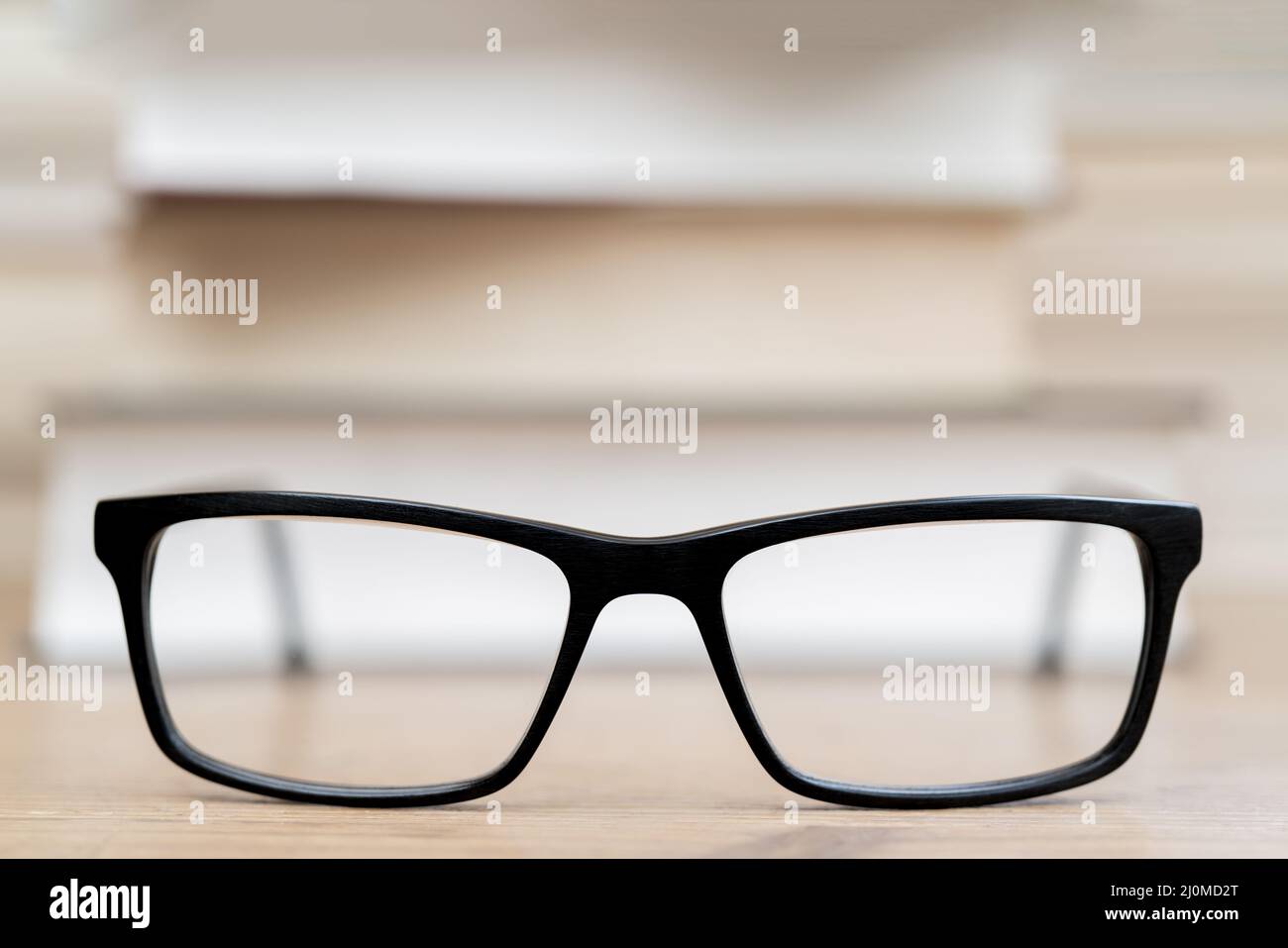 Bicchieri sullo sfondo di libri. Simbolo della conoscenza, della scienza, di studio, di saggezza. Foto Stock