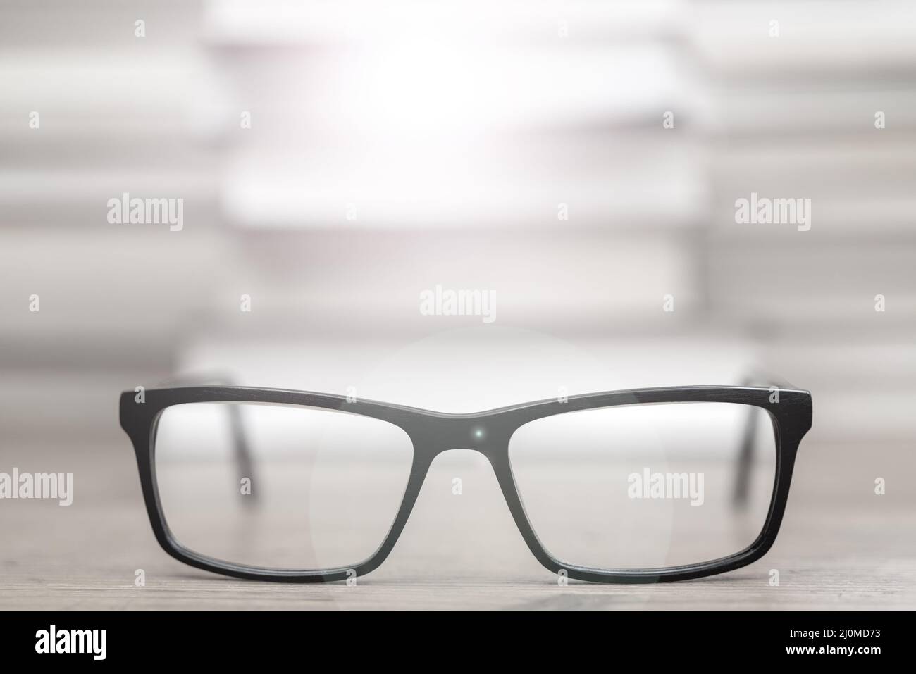 Bicchieri sullo sfondo di libri. Simbolo della conoscenza, della scienza, di studio, di saggezza. Foto Stock