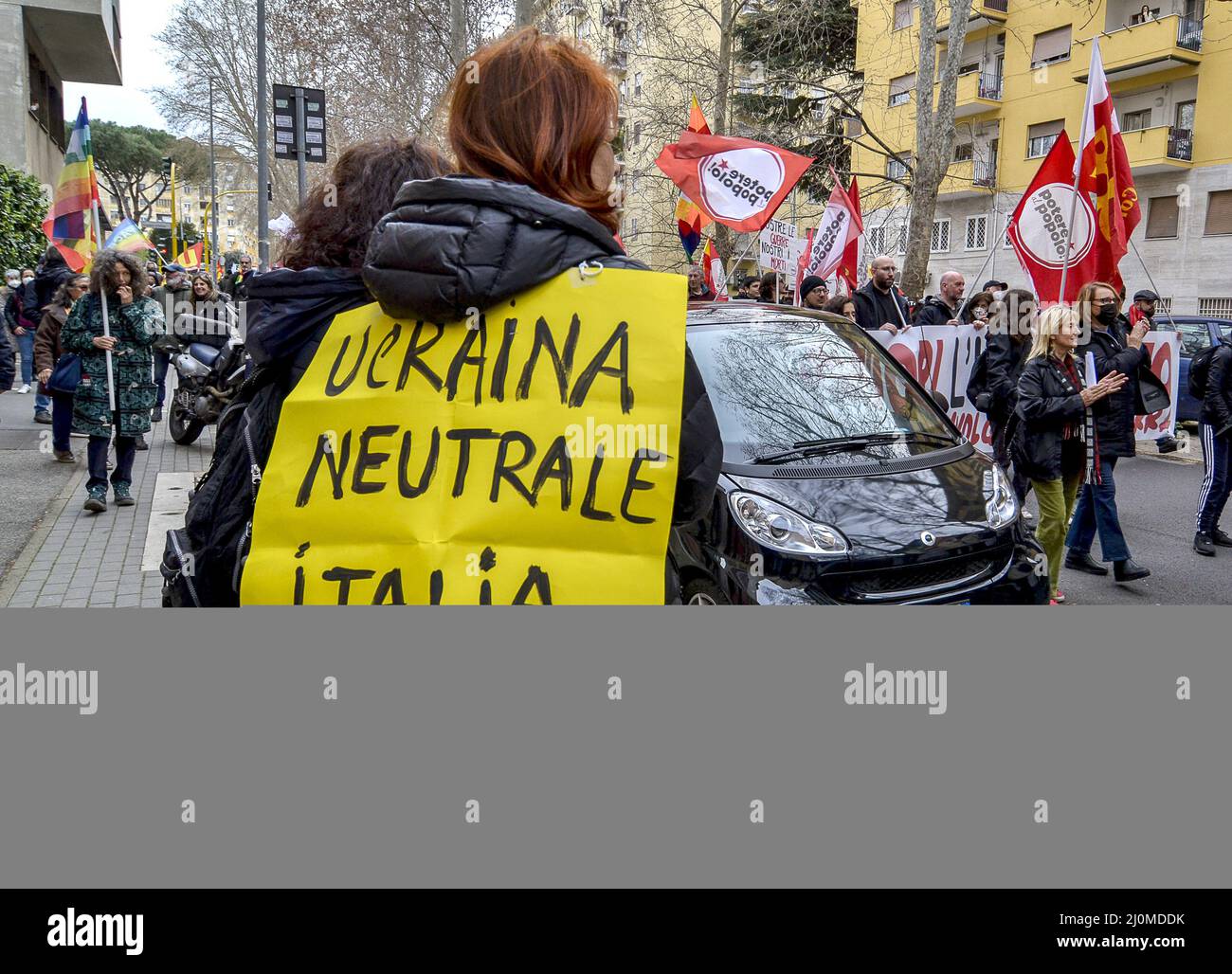 Roma, Italia. 19th Mar 2022. Manifestazione anti-guerra a Roma, nel quartiere popolare dove è presente il comando operativo del Vertice Interforce, la più importante struttura militare delle forze armate del Paese. ''cessate il fuoco, dall'Italia dalla guerra, dalla NATO dall'Europa, con le basi dai quartieri della classe operaia, No all'economia di guerra e l'invio di armi, sì alle spese sociali, abbastanza propaganda di guerra ''gli slogan della manifestazione. (Credit Image: © Patrizia CORTELLLESSA/Pacific Press via ZUMA Press Wire) Foto Stock