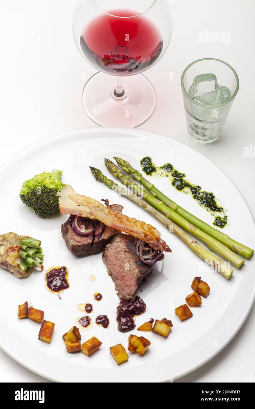 Bistecca alla griglia con asparagi sul piatto Foto Stock