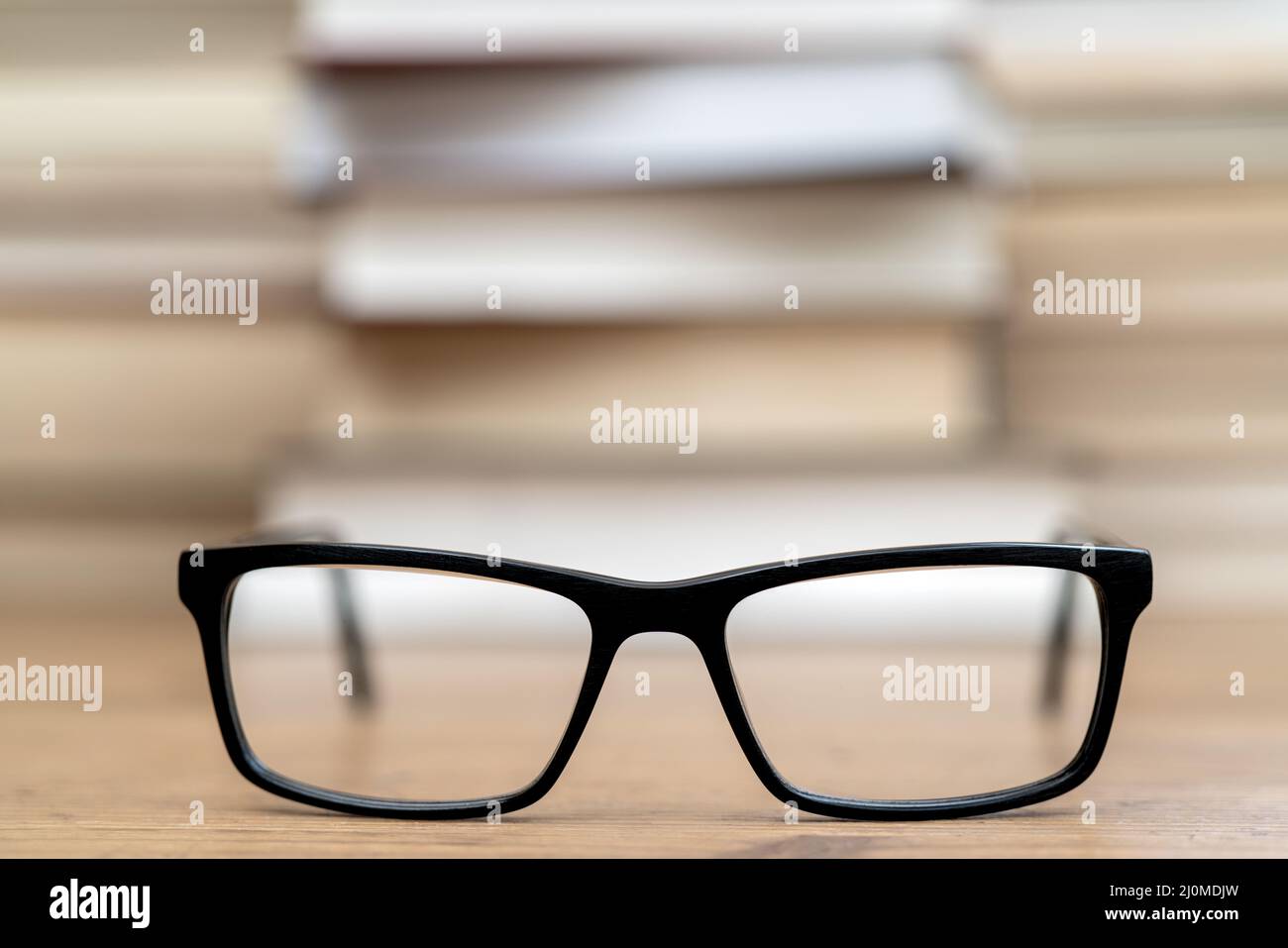 Bicchieri sullo sfondo di libri. Simbolo della conoscenza, della scienza, di studio, di saggezza. Foto Stock