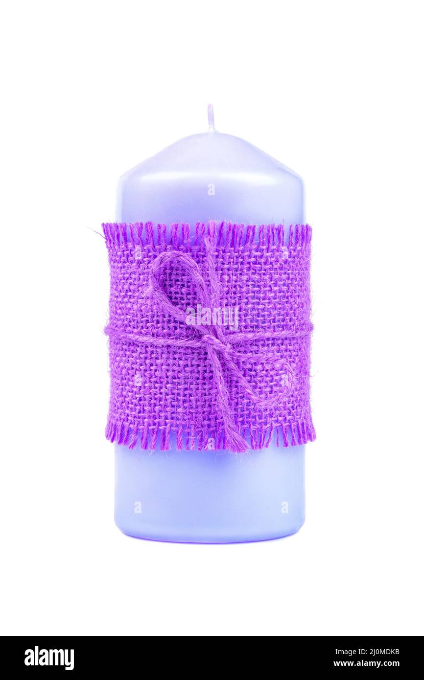 Candela romantica blu fatta a mano legata con tela viola isolato su sfondo bianco da vicino Foto Stock