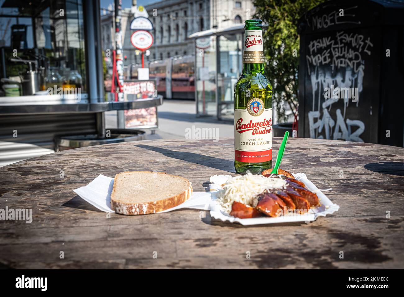 Stand della salsiccia di Vienna al Volkstheater Usa questa pagina per scoprire i migliori stand della salsiccia di Vienna Foto Stock