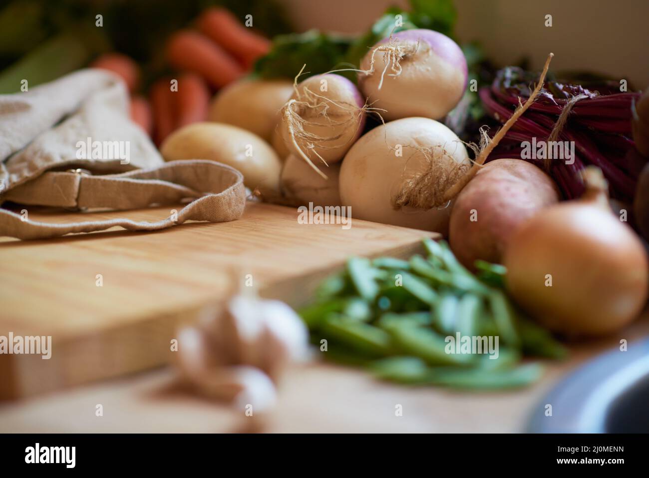 Ingredienti perfetti. Shot di una varietà di verdure che circondano un tagliere. Foto Stock Ingredienti perfetti. Shot di una varietà di verdure che circondano un tagliere. Foto Stock