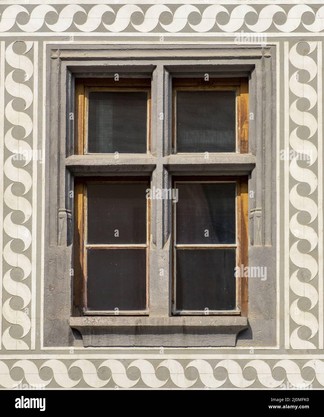 Vecchie finestre in legno di stile vintage con ornamenti alle pareti. Esterno di un edificio. Pannelli per finestre in stile classico europeo su un Foto Stock