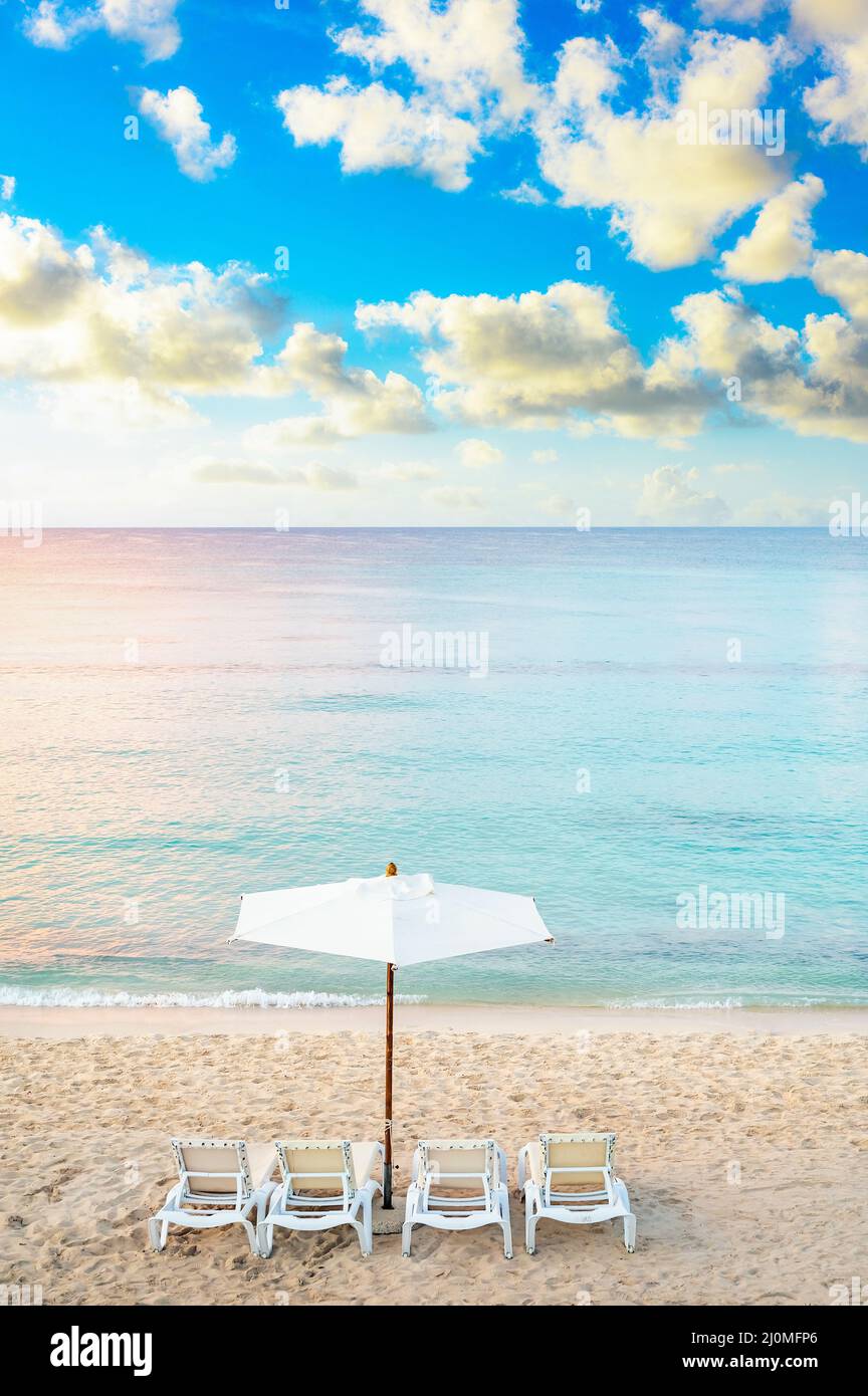Spiaggia sul mare con lettino Foto Stock
