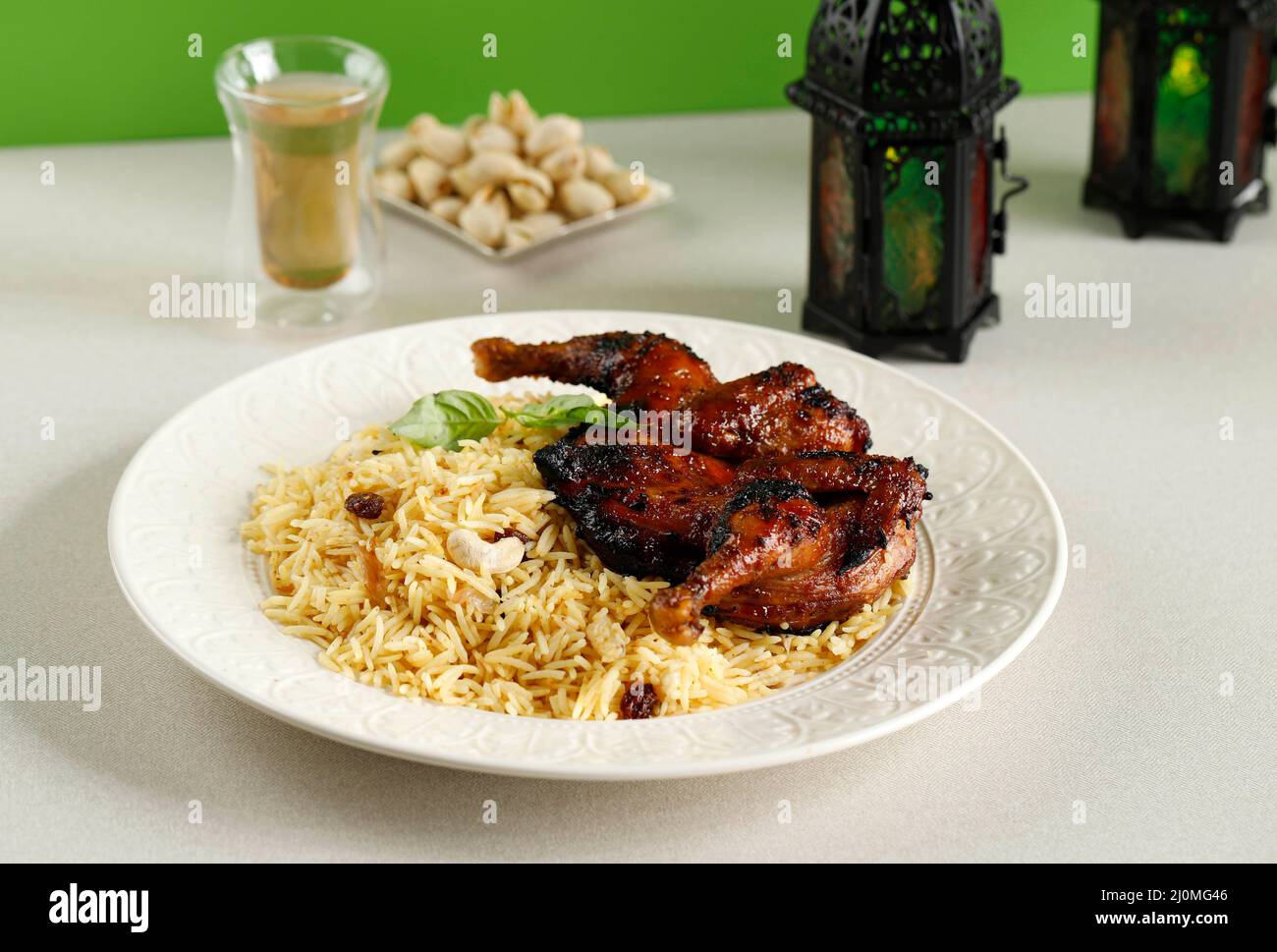Kashmiri Pulao a base di riso basmati cotto con spezie e aromatizzato con pollo arrosto, noci e frutta secca Foto Stock