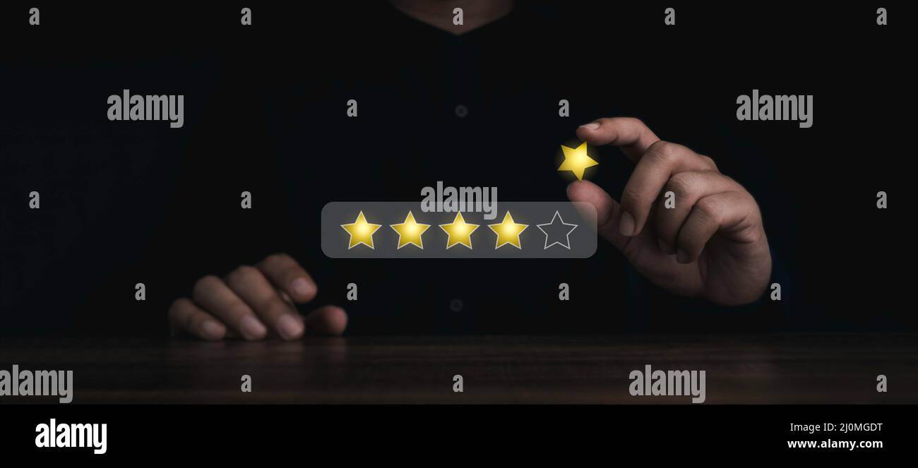 L'ultima stella d'oro in mano sta riempiendo sulla barra di valutazione per i punti eccellenti di cinque stelle, soddisfazione di valutazione migliore dalla gente. Banner per il cliente ser Foto Stock