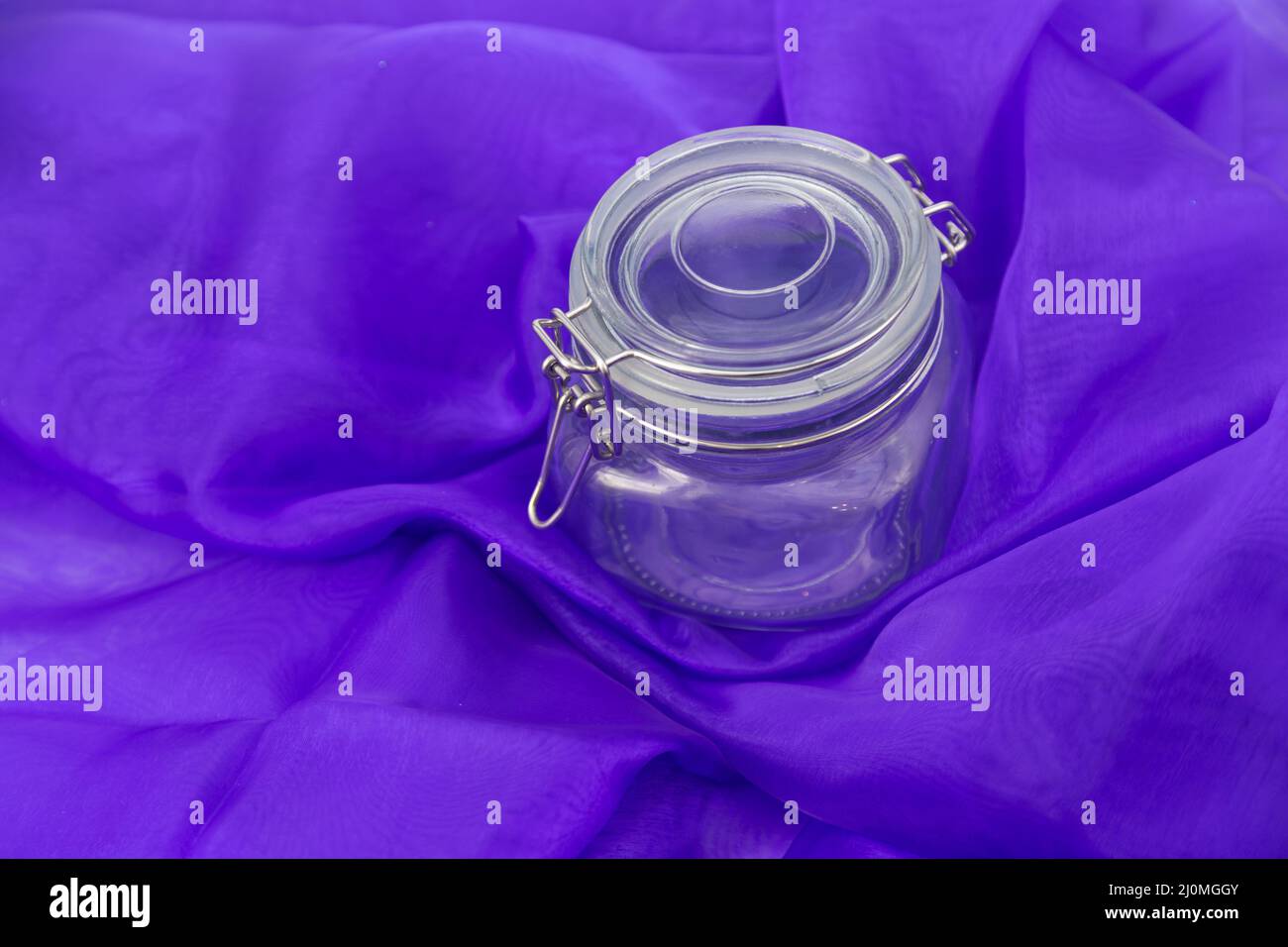 svuotare il vaso su un panno viola Foto Stock
