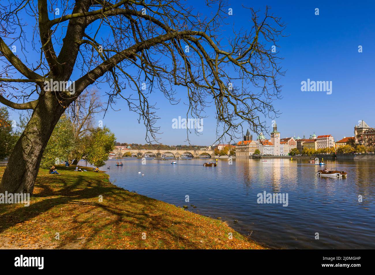 Praga, Repubblica Ceca - 17 ottobre 2017: Persone in barca sulla Moldava nel centro di Praga Foto Stock