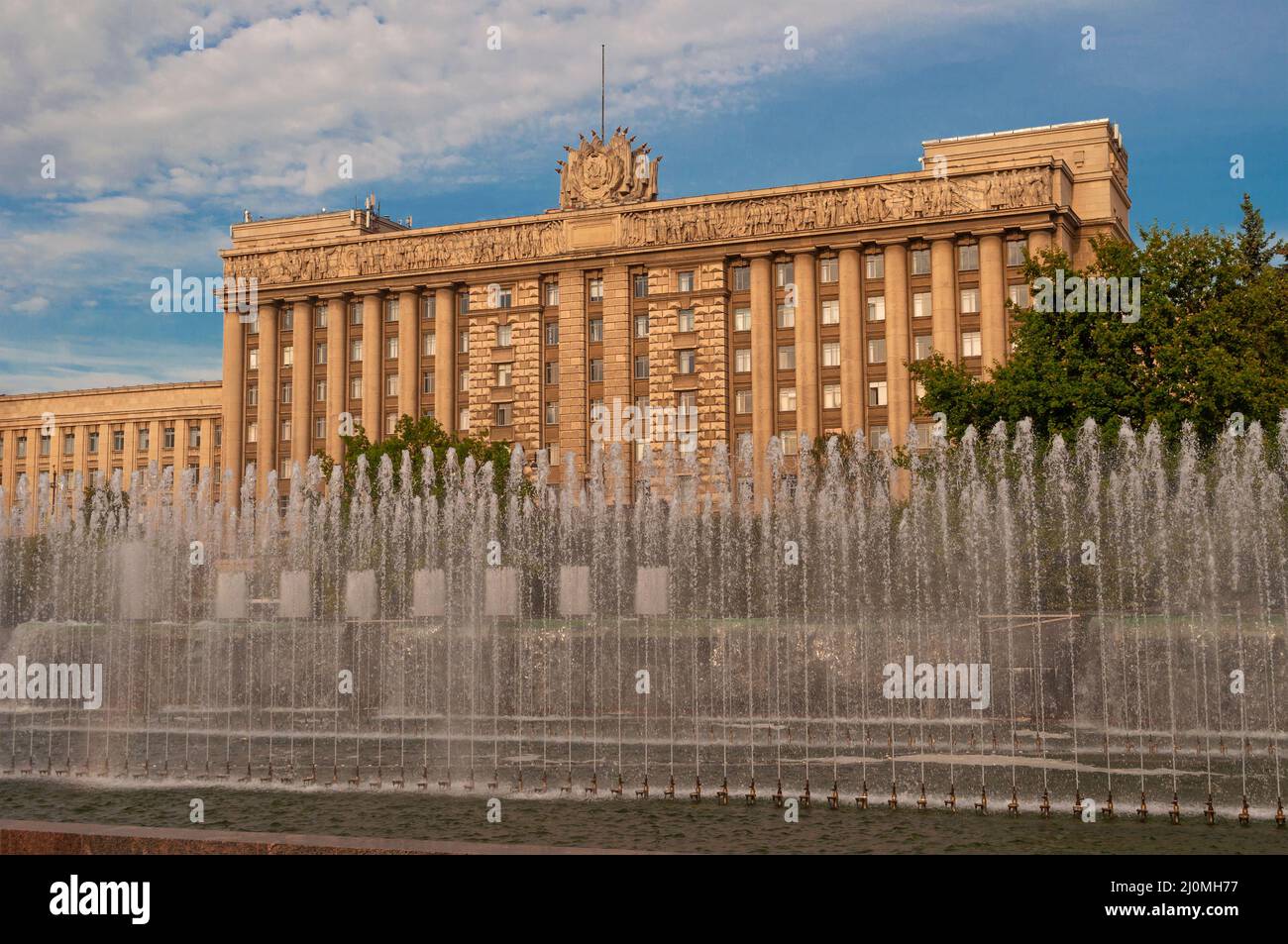 ST. PIETROBURGO, RUSSIA - 10 AGOSTO 2021: Fontane sullo sfondo della Casa dei Soviet, Piazza Mosca. San Pietroburgo Foto Stock