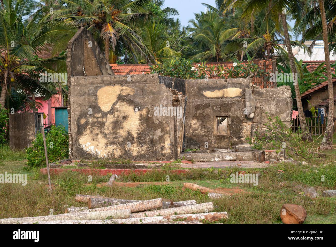 Un frammento del muro di una casa distrutta nelle vicinanze di Hikkaduwa. Conseguenze, tsunami, Sri Lanka Foto Stock