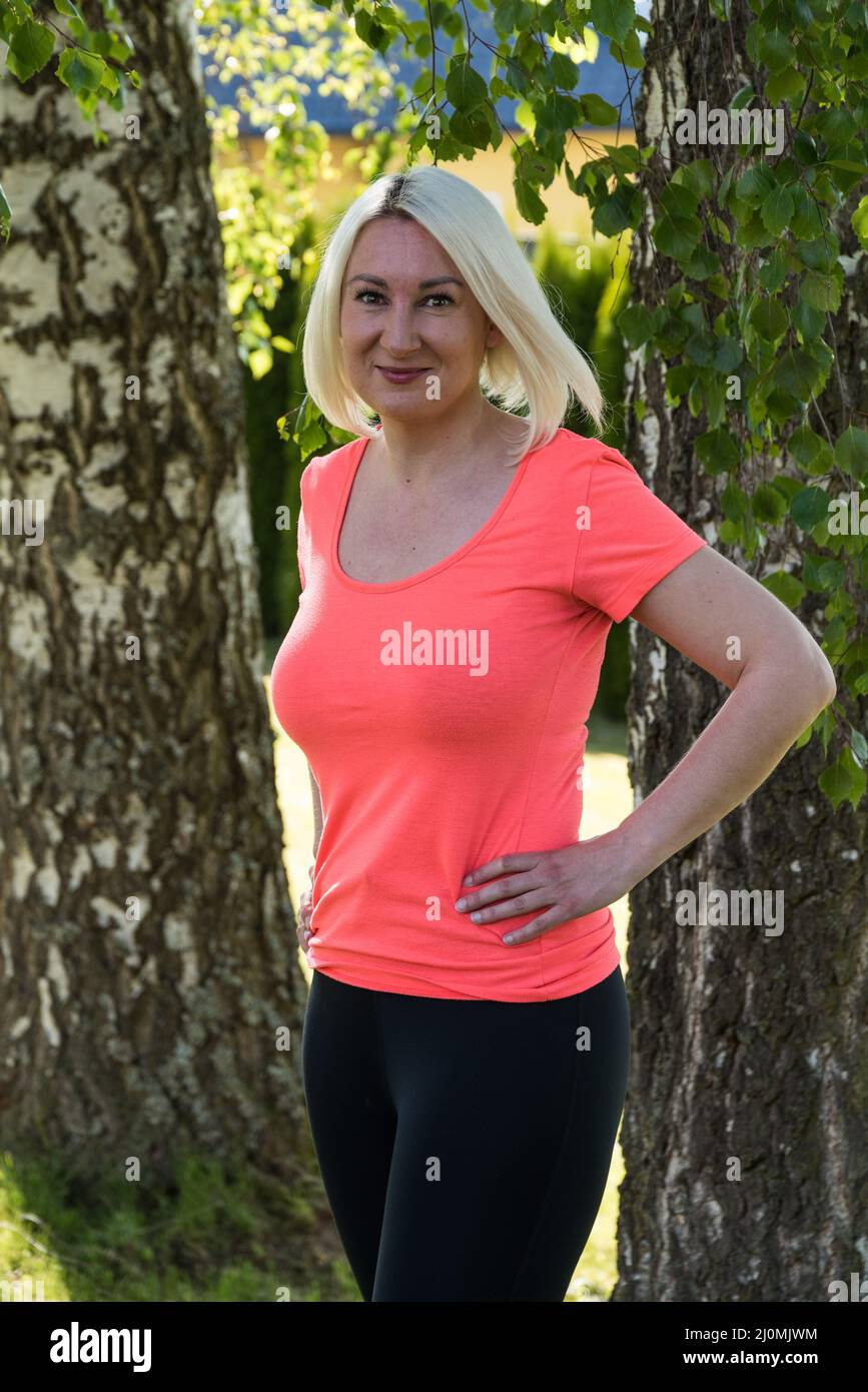 Bella giovane donna sorride Foto Stock