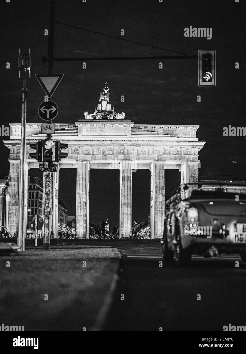 Famosa porta di Brandeburgo a Berlino in bianco e nero - BERLINO, GERMANIA Foto Stock