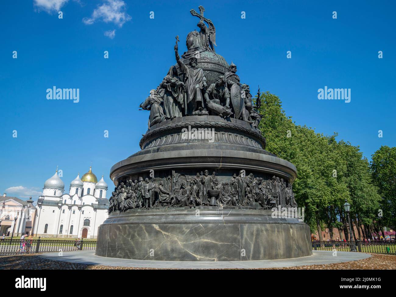 VELIKY NOVGOROD, RUSSIA - 04 LUGLIO 2015: Monumento 'millennio della Russia' (1862) nel primo piano del Cremlino di Novgorod. Veliky Novgorod, Russia Foto Stock