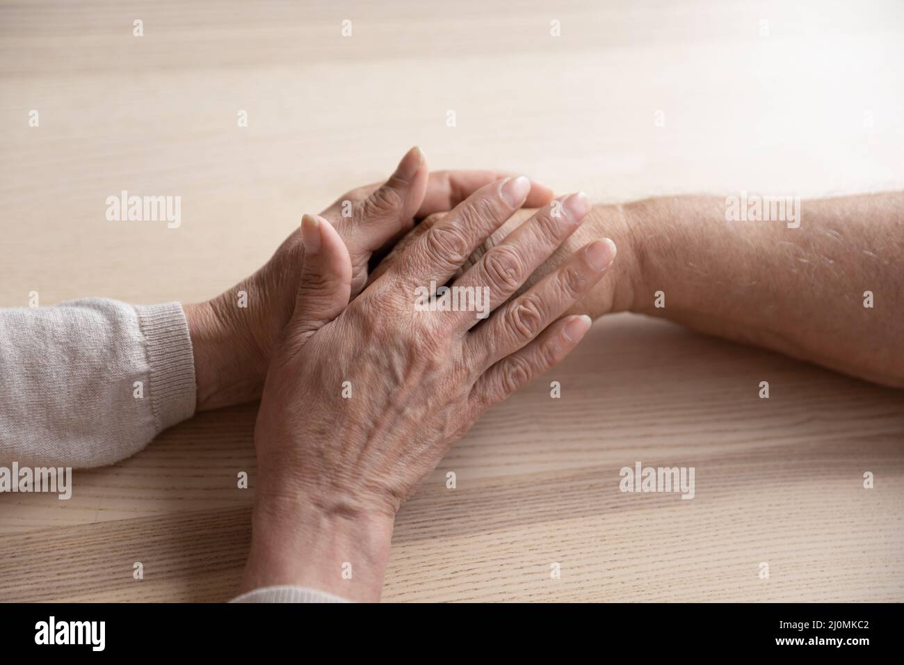Primo piano la moglie più anziana che tiene la mano del marito Foto Stock