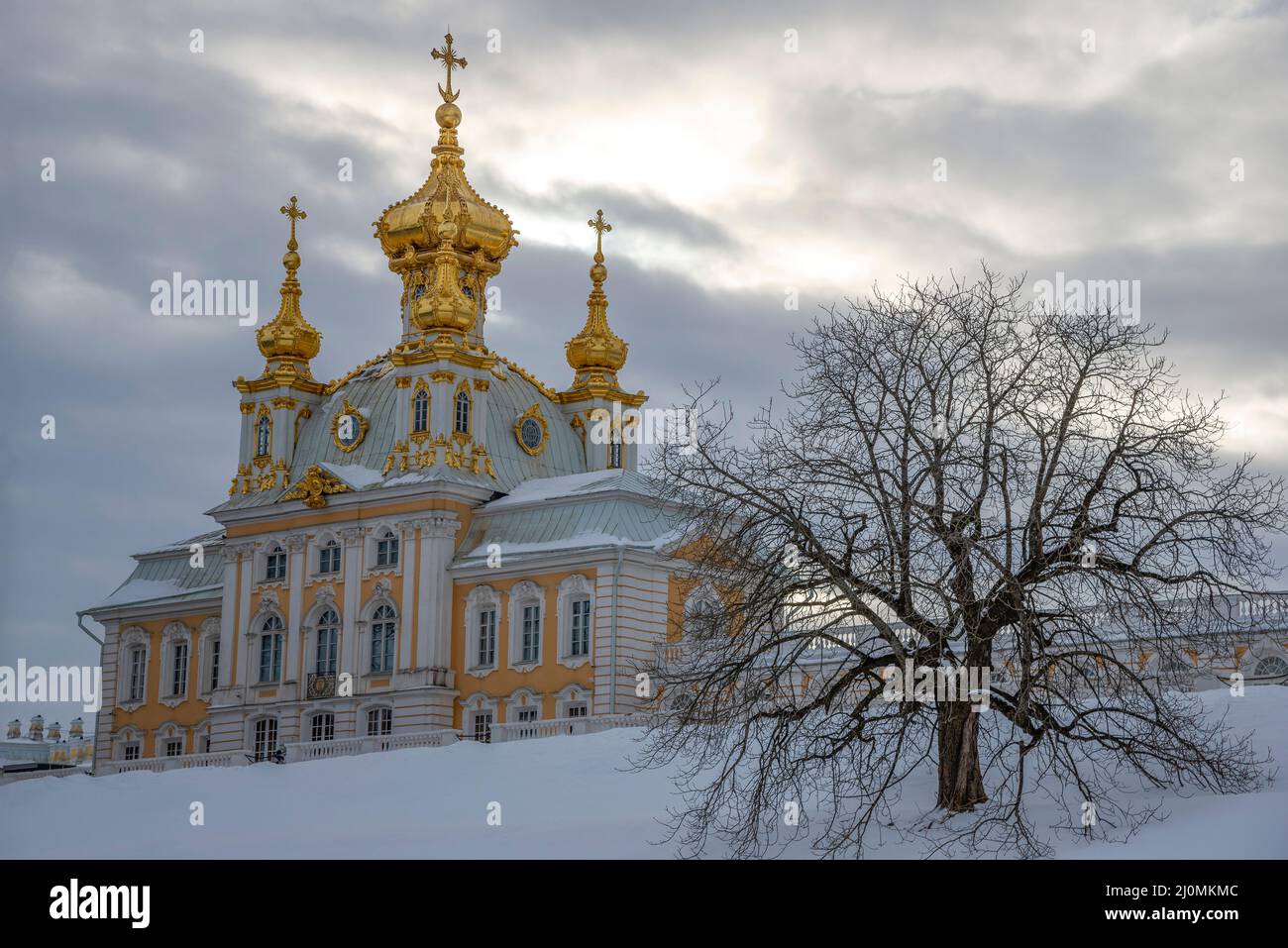 SAN PIETROBURGO, RUSSIA - 12 FEBBRAIO 2022: Chiesa di Pietro e Paolo del Grande Palazzo in un giorno di febbraio cupo. Peterhof Foto Stock