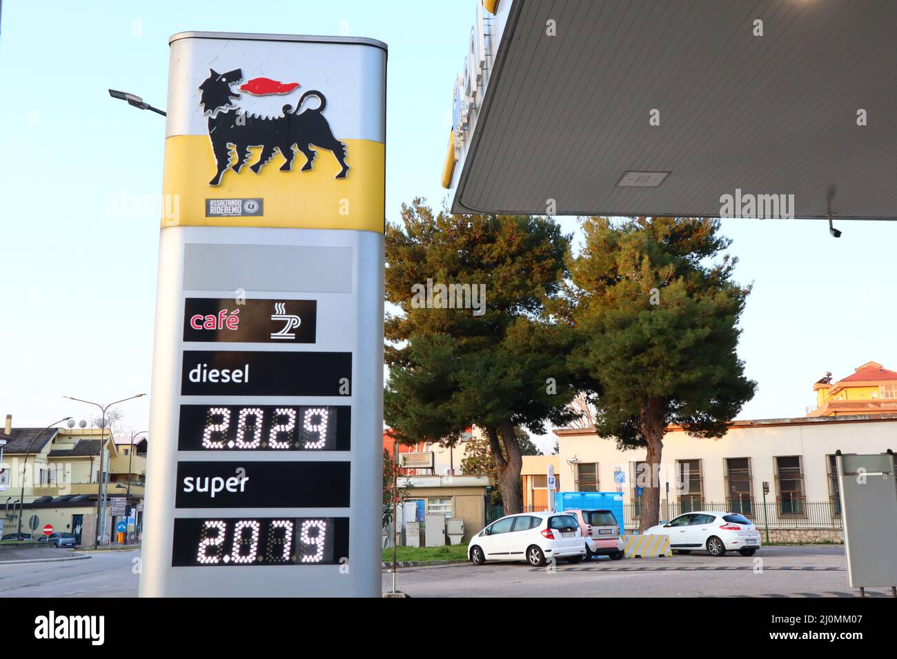 Pescara, Italia. 20th Mar, 2022: Visualizzazione della stazione di servizio con prezzo del carburante superiore a 2 euro al litro. I prezzi dei carburanti sono rimasti fermi ad un livello molto elevato per diversi giorni a causa dell'invasione russa in corso dell'Ucraina, per questa situazione il governo italiano ha deciso di tagliare di 25 centesimi per litro l'accisa sui carburanti dal 21 marzo al 30 aprile 2022. Credit image: Walter Cicchetti/Alamy Live News Foto Stock