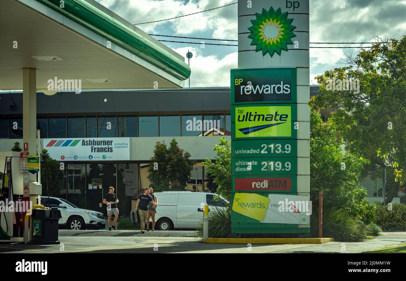 Brisbane, Queensland, Australia - 20 marzo 2022: Prezzi del carburante presso la stazione di servizio BP locale Foto Stock