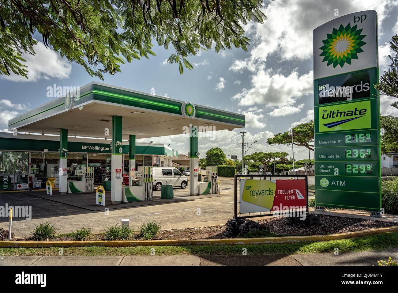 Brisbane, Queensland, Australia - 20 marzo 2022: Prezzi del carburante presso la stazione di servizio BP locale Foto Stock