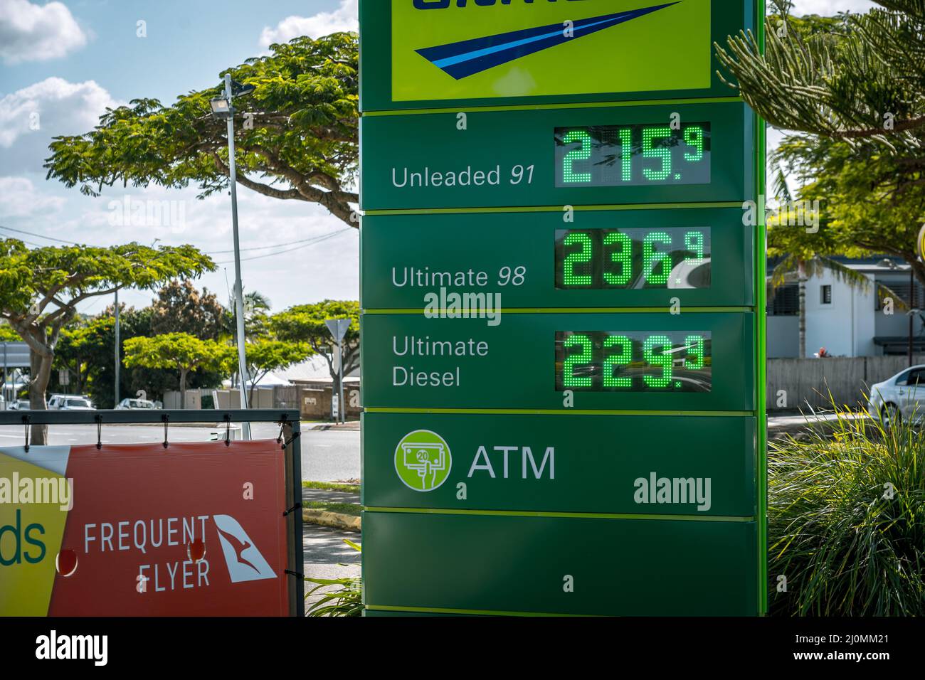 Brisbane, Queensland, Australia - 20 marzo 2022: Prezzi del carburante presso la stazione di servizio BP locale Foto Stock