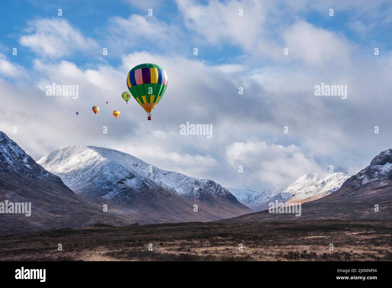 Immagine composita digitale di mongolfiere che volano sopra la splendida immagine di paesaggio invernale di Lost Valley in Scozia Foto Stock