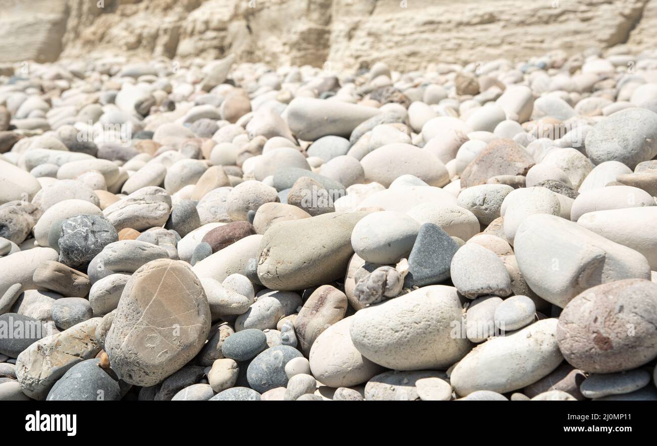 Pietre bianche di ciottoli astratte su una costa rocciosa. Foto Stock