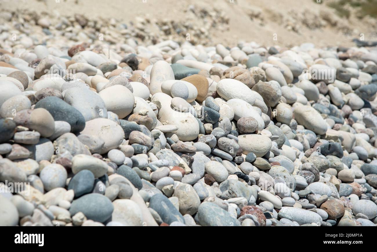 Pietre bianche di ciottoli astratte su una costa rocciosa. Foto Stock