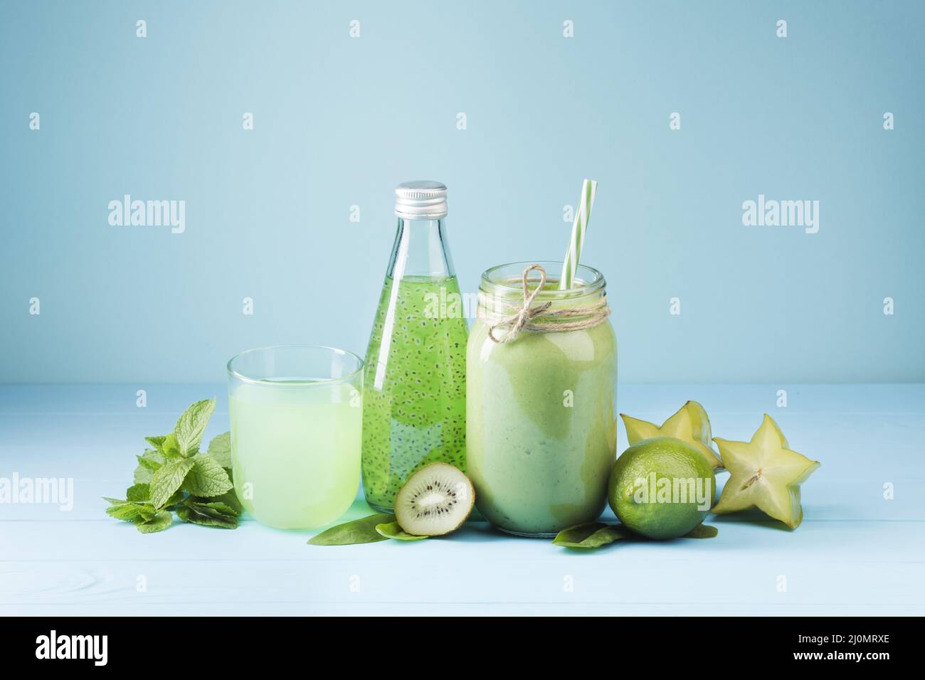 Bevande frullato verdi con vista frontale Foto Stock