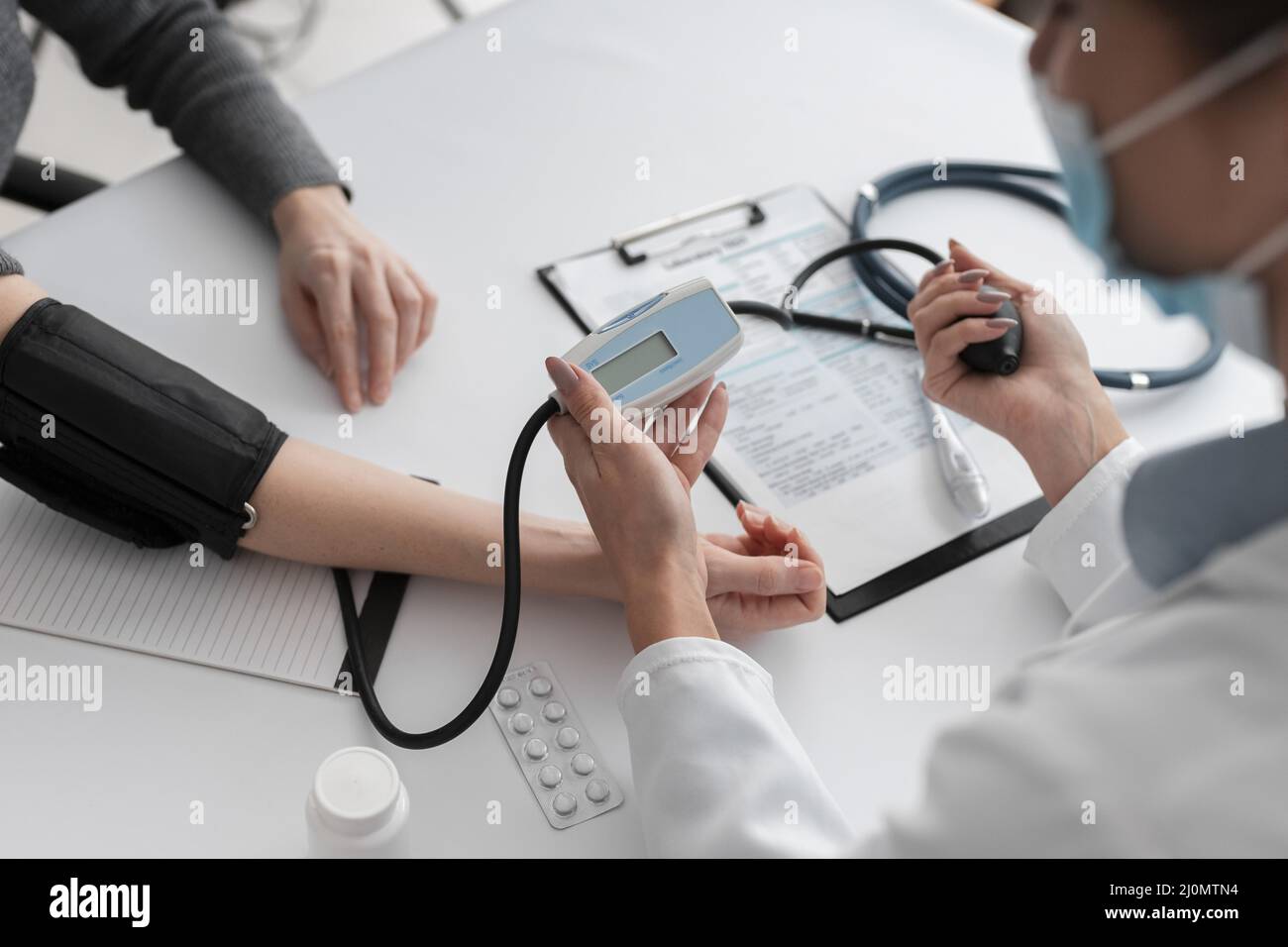 Medico di controllo condizione medica paziente Foto Stock