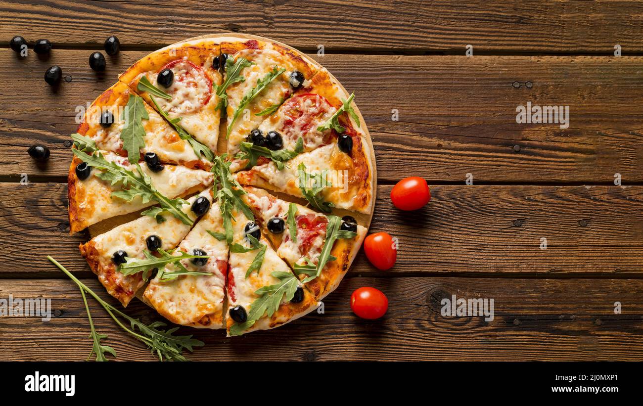 Deliziosa pizza italiana tavolo in legno Foto Stock