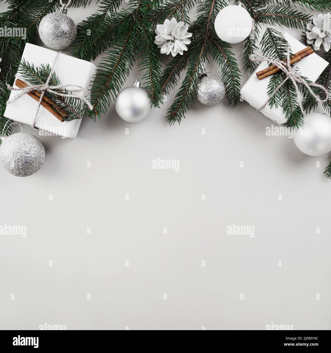 Composizione natalizia rami di abete con baubles d'argento Foto Stock Composizione natalizia rami di abete con baubles d'argento Foto Stock