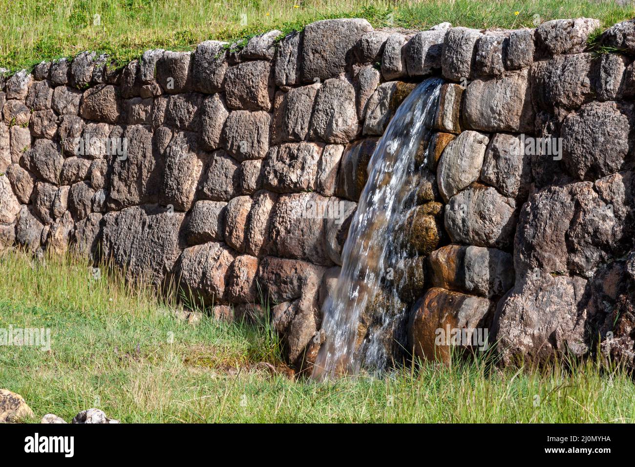 Bella vista del Tambomachay, sito archeologico Inca con fontane e muri in  pietra in Perù Foto stock - Alamy
