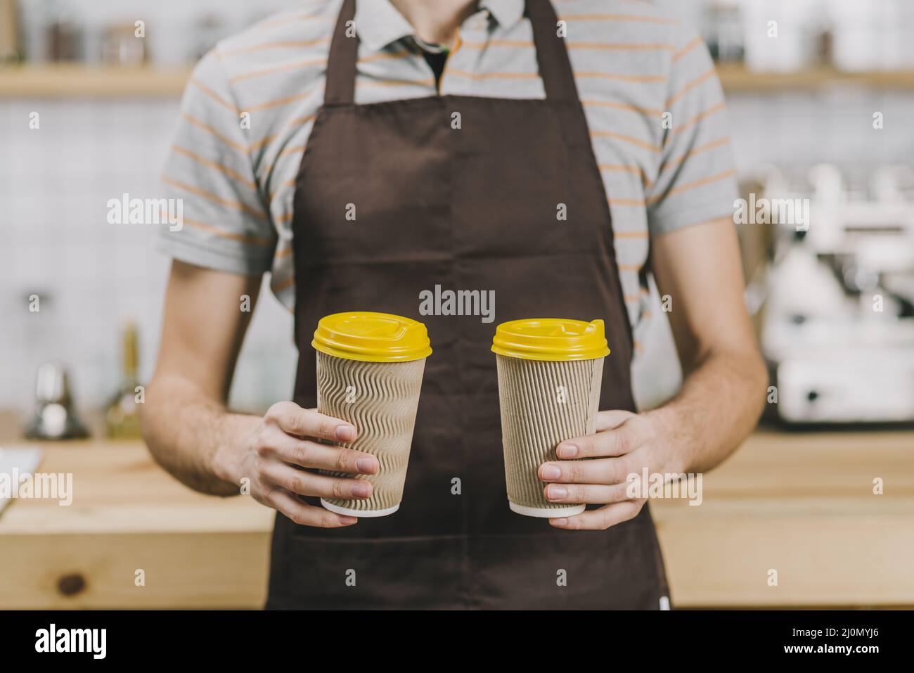 Crop barista con bevande calde Foto Stock