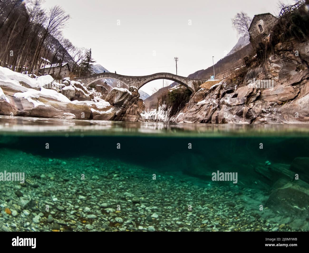 Vista sdoppiata del paesaggio subacqueo del fiume Verzasca, Cantone Ticino, Svizzera al ponte Romano, Ponte dei Salti, nella stagione invernale Foto Stock