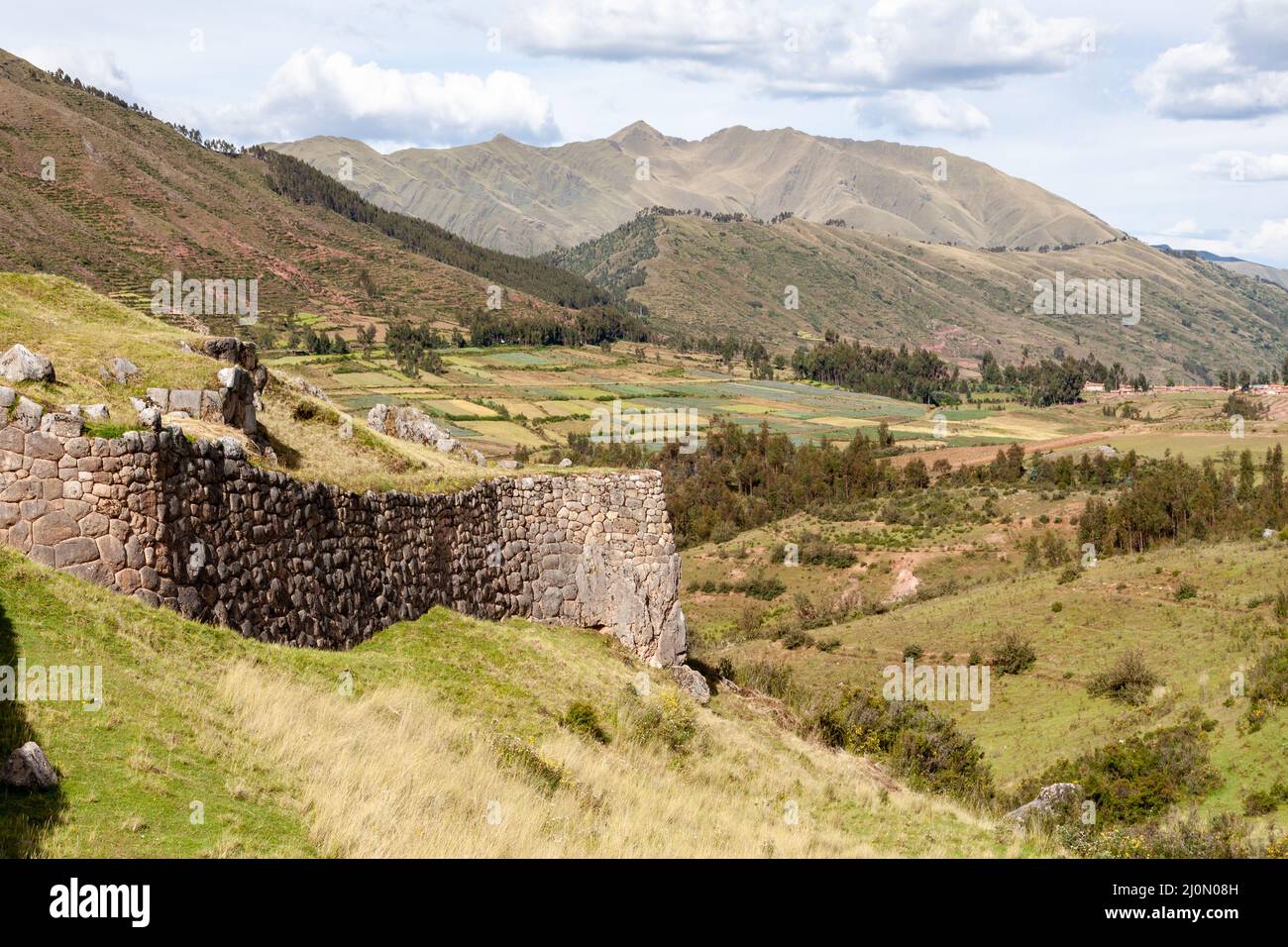 Bella vista del Puka Pukara Inca complesso archeologico con le sue pareti in pietra a Cusco, Perù Foto Stock