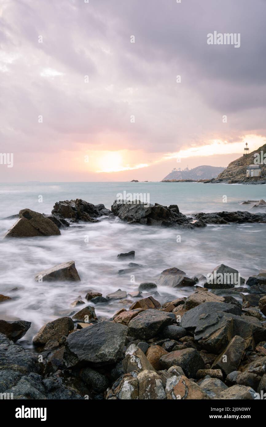 Onde che si infrangono sulle rocce alla Riserva Marina di Capo D'Aguilar, Hong Kong. Foto Stock