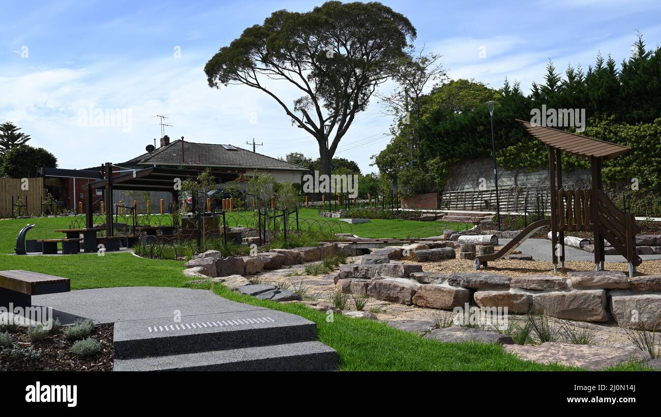 Heather Rd, nella città di Glen Eira, recentemente convertito in un parco pubblico con servizi come posti a sedere riparati e un parco giochi Foto Stock