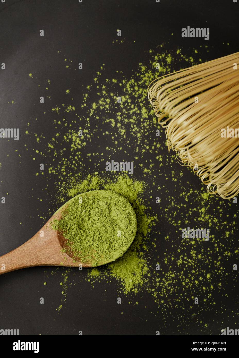 Primo piano in polvere di tè matcha cucchiaio di legno con sussurro di bambù Foto Stock