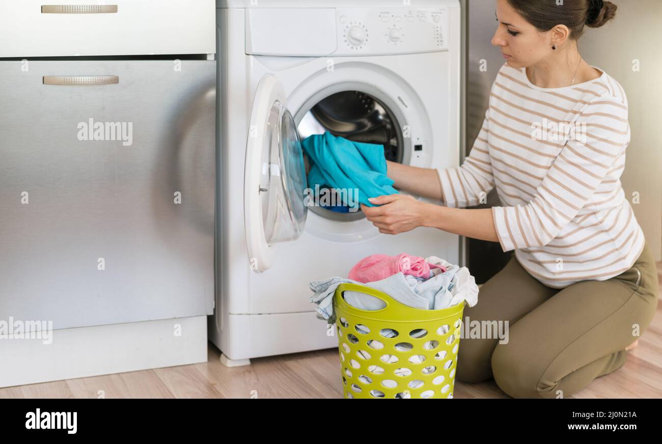 Donna casual che fa lavanderia Foto Stock