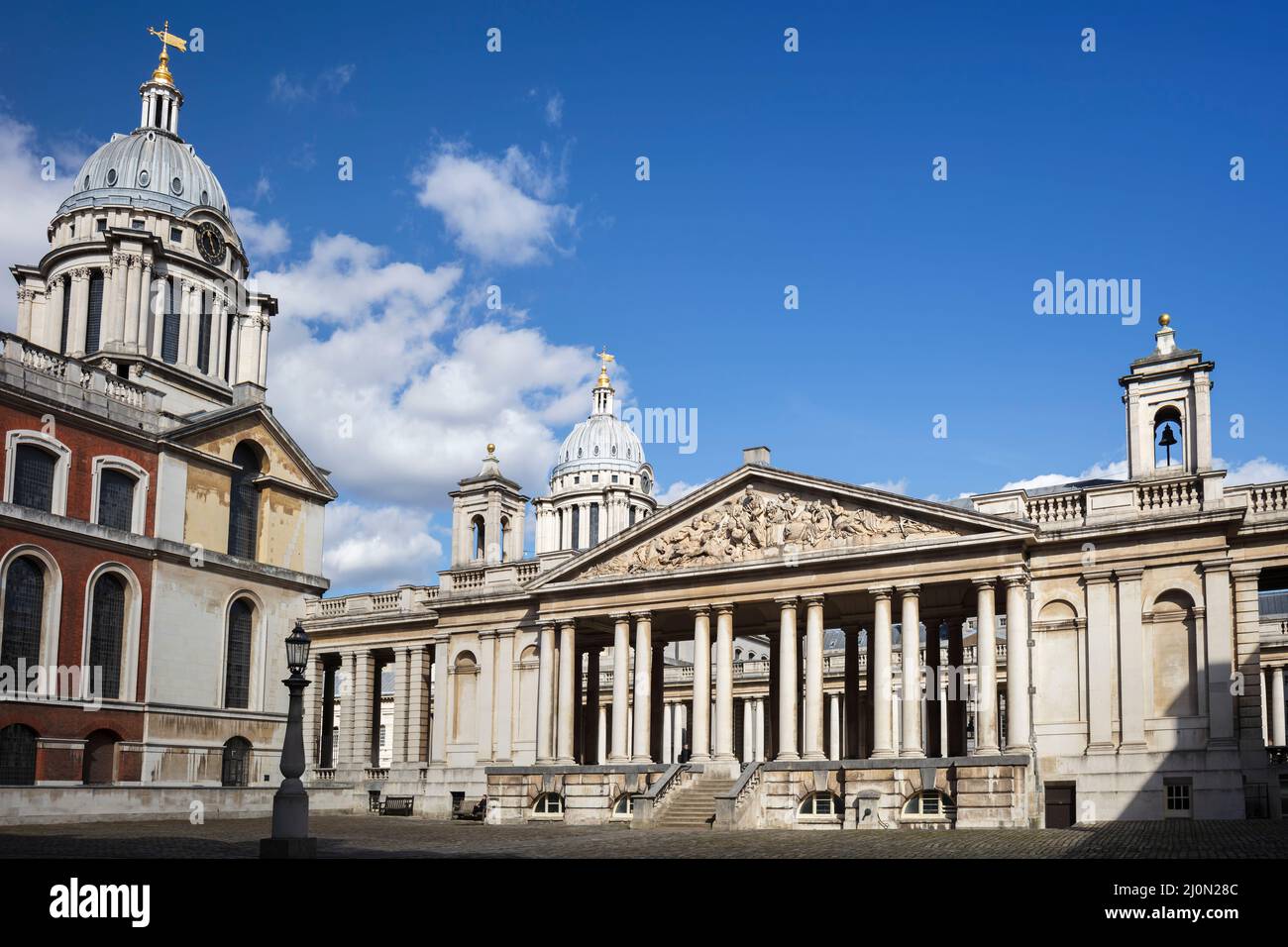 Il frontone Nelson, nel King William Courtyard, l'Old Royal Naval College, Greenwich, Londra. Foto Stock