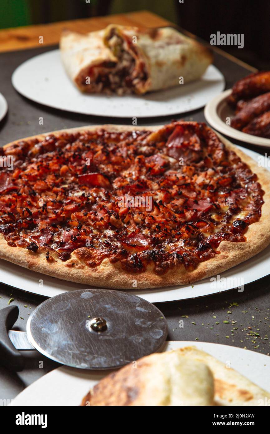 Pizza di carne con salsa barbecue Foto stock - Alamy