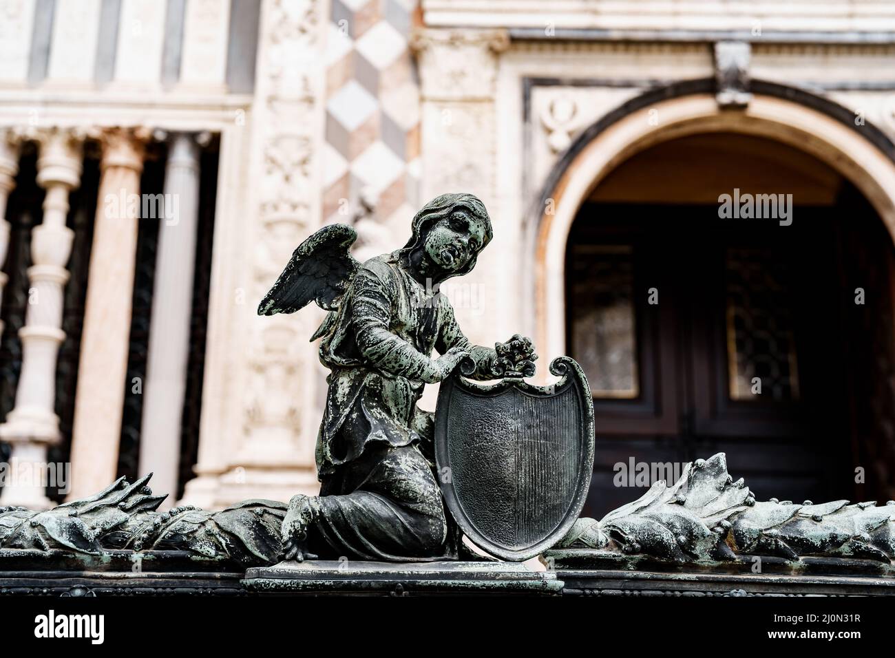 Statua di un angelo con scudo vicino all'ingresso della Cappella Colleoni. Bergamo, Italia Foto Stock