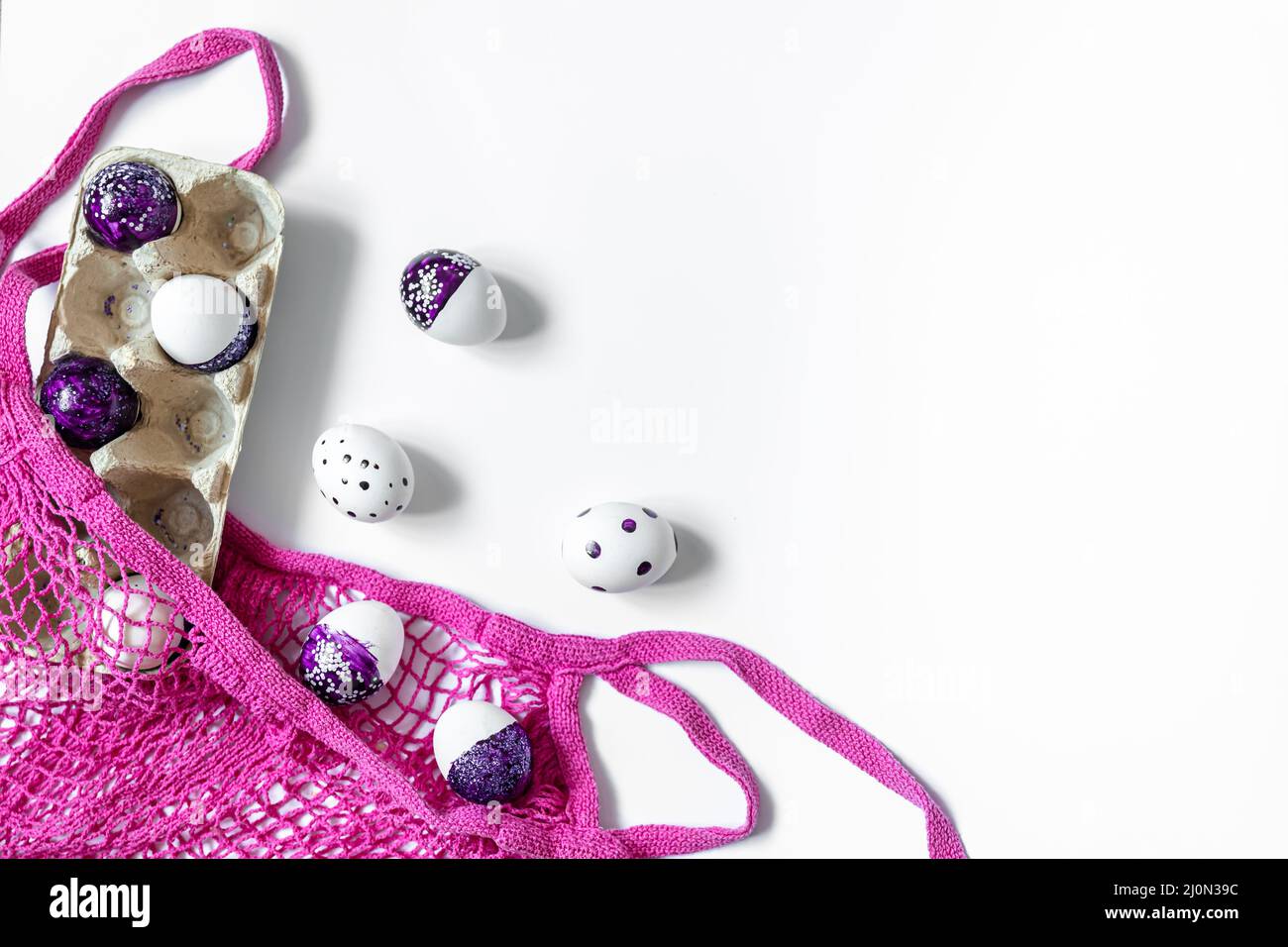 Sfondo festivo di Pasqua con uova e borsa stringa, spazio copia. Foto Stock