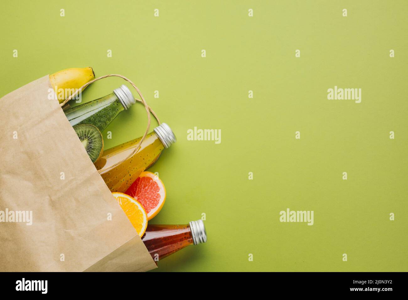 Sacchetto di carta flatlay con succhi di frutta Foto Stock
