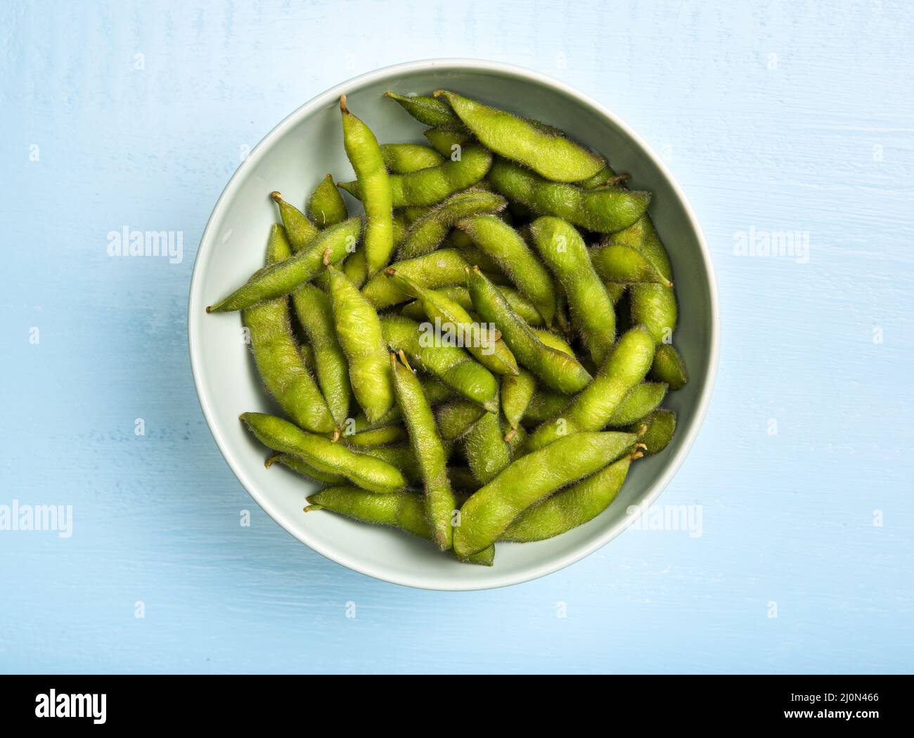 Mettere i fagioli di edamame in una ciotola Foto Stock