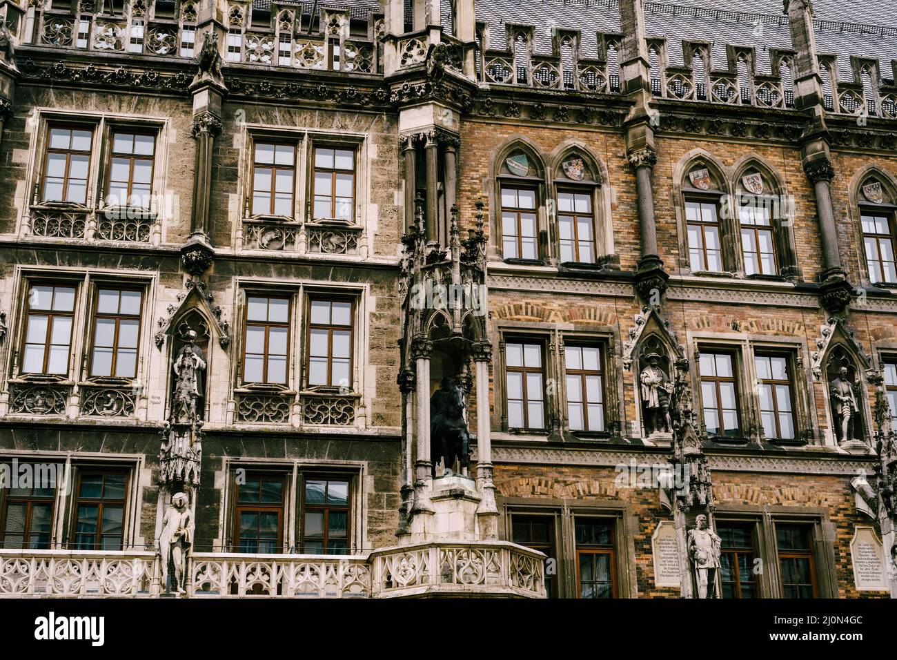 Statue e colonne sulla facciata del nuovo Municipio di Marienplatz. Germania Foto Stock