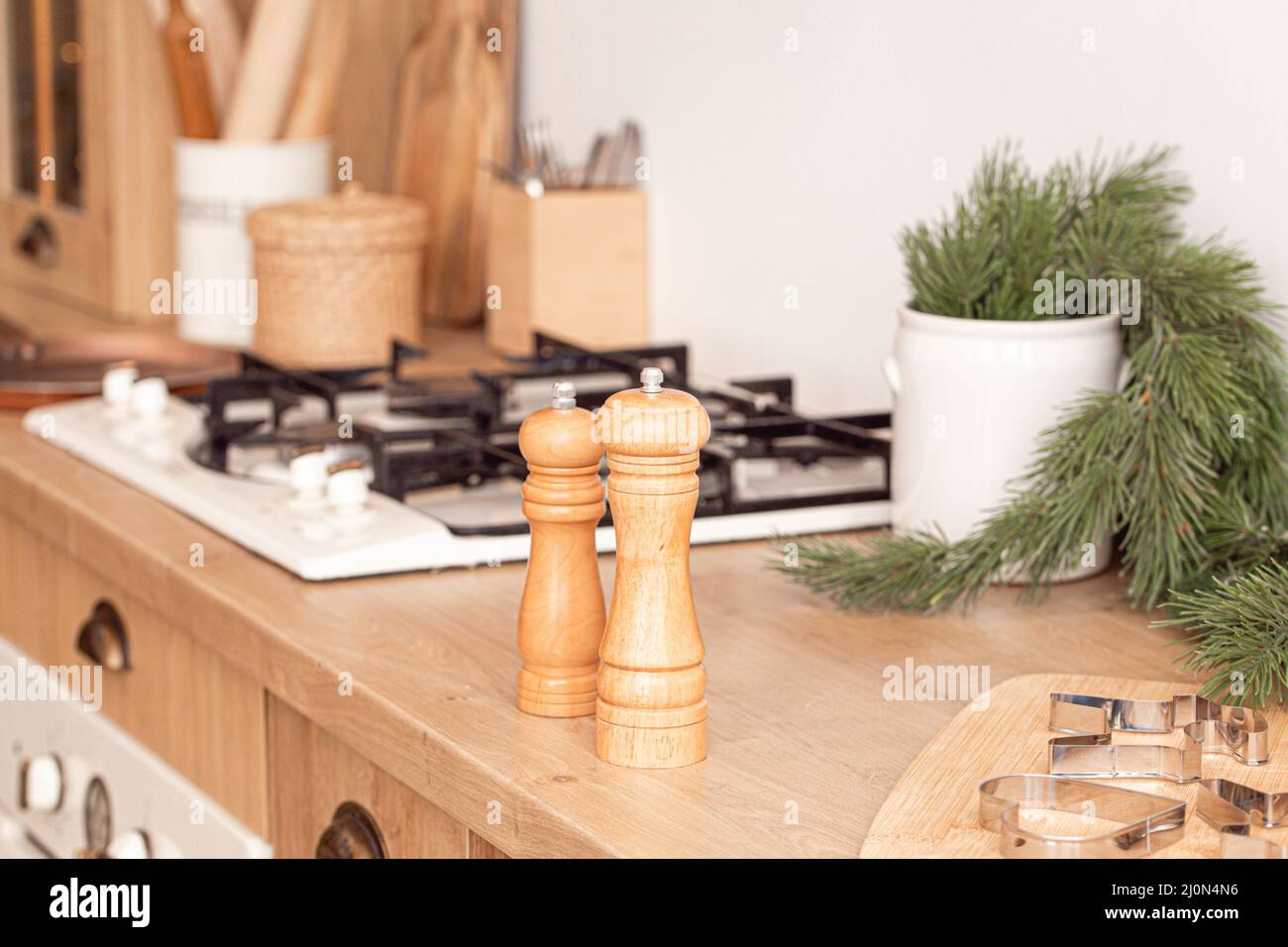 Agitatori in legno con sale e pepe nella cucina di Natale Foto Stock